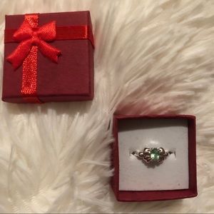 Plated sterling silver ring w/ green crystal 💚